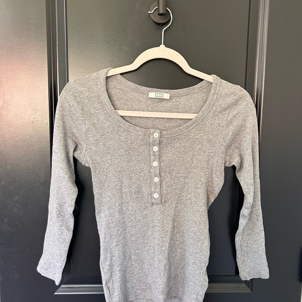 AYR Heather Gray Ribbed Top - Picture 2 of 3